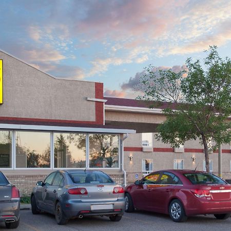 Super 8 By Wyndham Brandon Mb Motel Luaran gambar