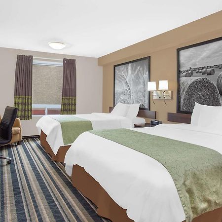 Super 8 By Wyndham Brandon Mb Motel Luaran gambar