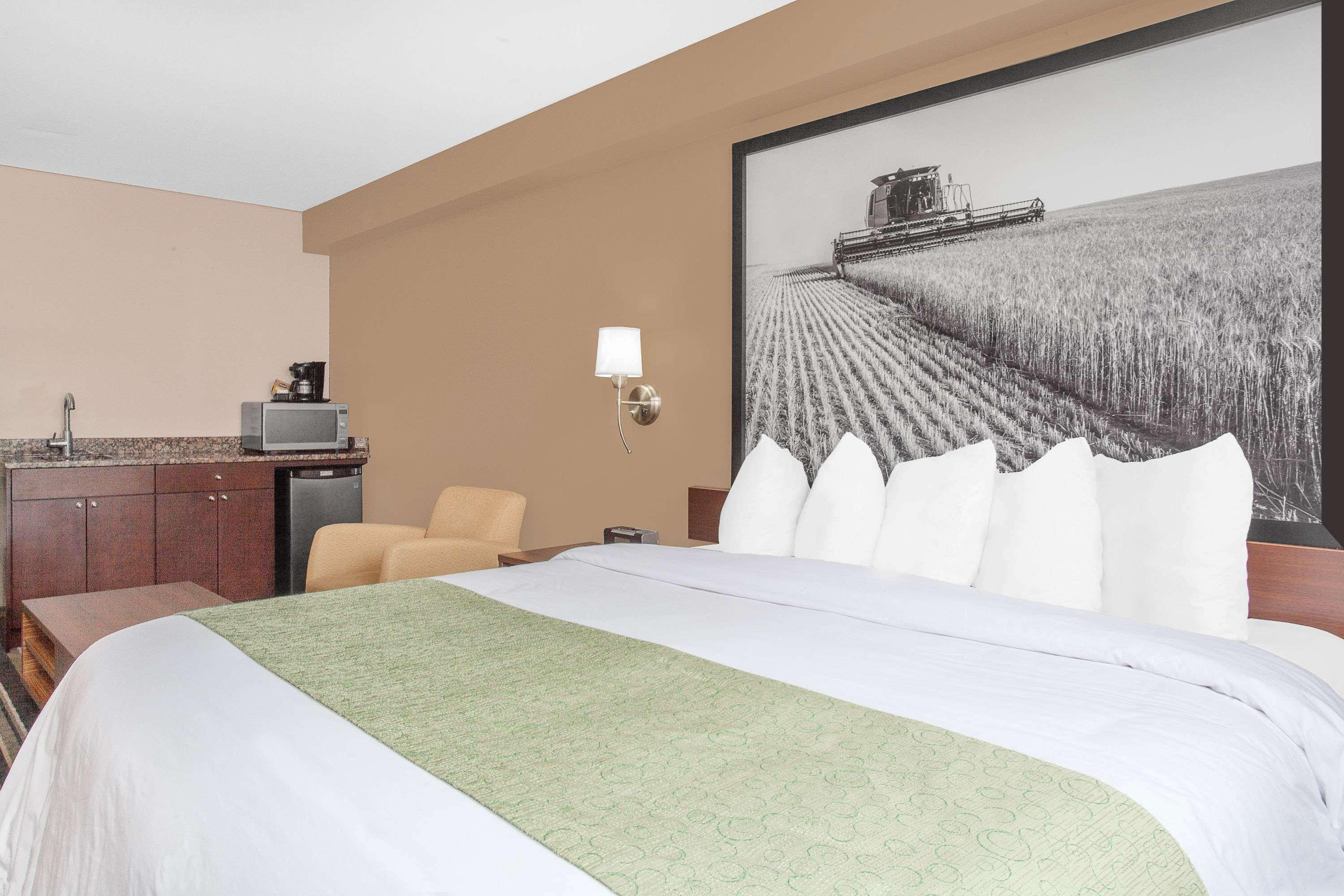 Super 8 By Wyndham Brandon Mb Motel Luaran gambar