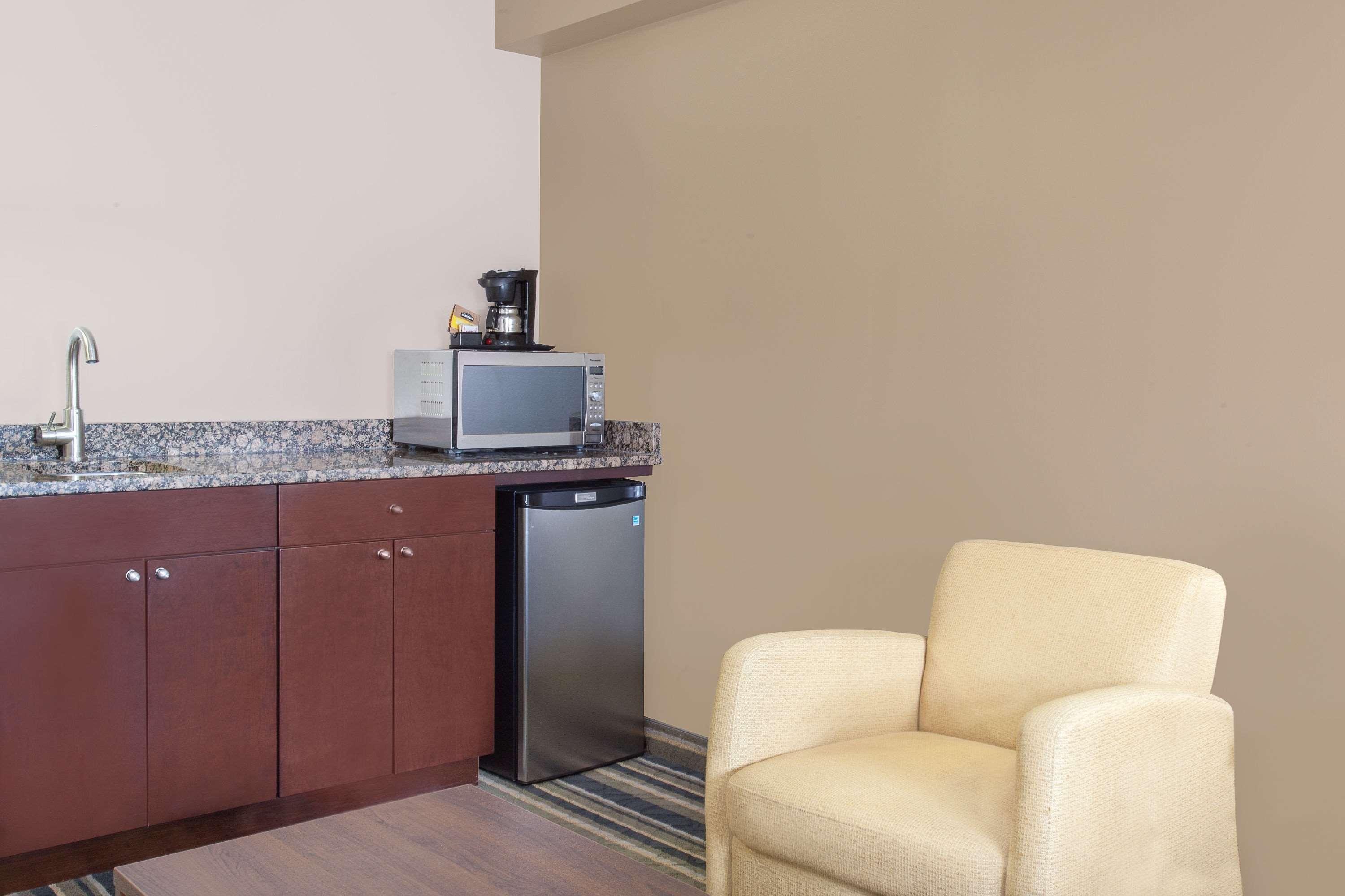 Super 8 By Wyndham Brandon Mb Motel Luaran gambar