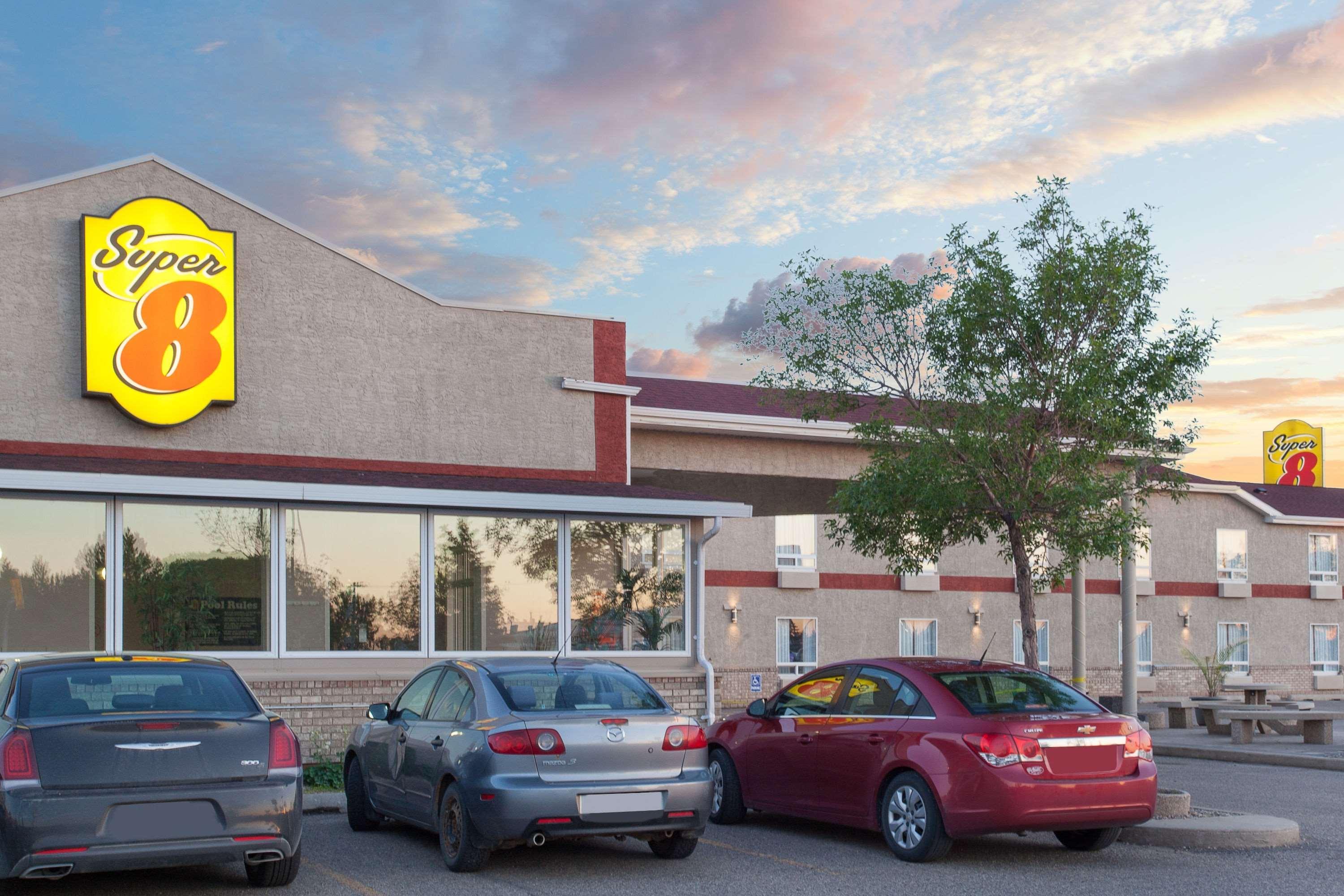 Super 8 By Wyndham Brandon Mb Motel Luaran gambar