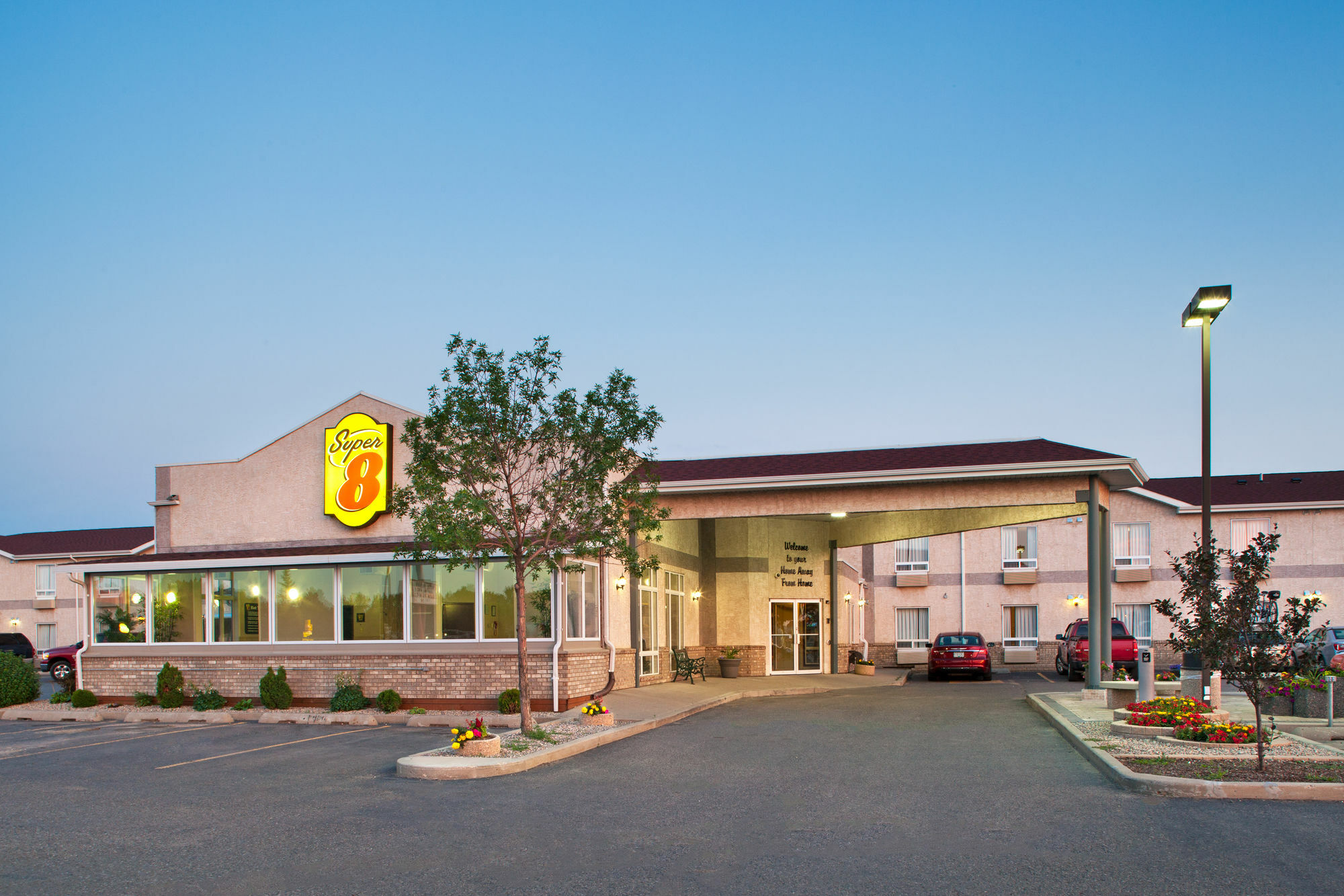 Super 8 By Wyndham Brandon Mb Motel Luaran gambar